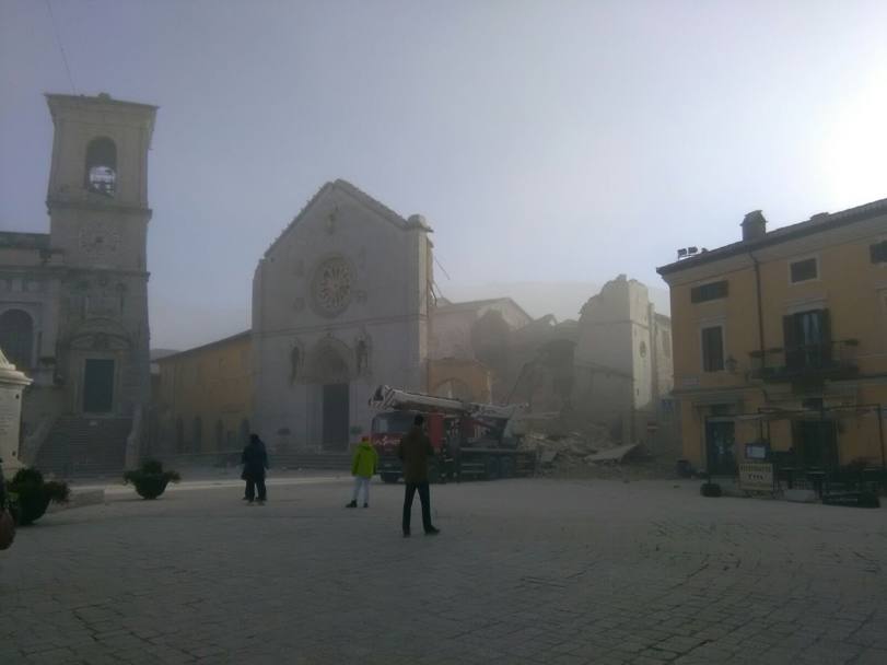Una nuvola di fumo, poi la Cattedrale di San Benedetto, a Norcia, costruita nel 1300, s&#39; presentata cos